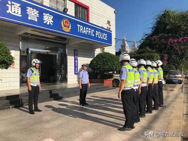 廣東汕頭交警警用摩托車(chē)巡邏新舉措來(lái)了(組圖) 廣東汕頭交警警用摩托車(chē)巡邏新舉措來(lái)了(組圖)